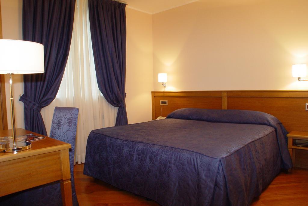 Hotel Iris Genoa Phòng bức ảnh